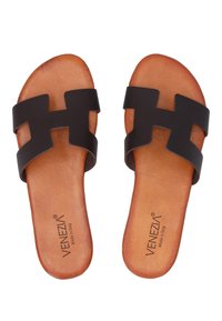 Sorte læder slidesandaler med et udskåret design, tan læder indersål og præget "Venezia Made in Italy" branding.