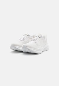 HOKA MACH 6 - Løpesko for vei - white