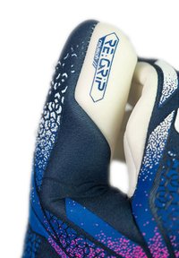 Marineblaue Sporthandschuhe mit strukturiertem Grip, ausgestattet mit einem hexagonalen Muster und pinken Akzenten. Logo im Handgelenkbereich sichtbar.