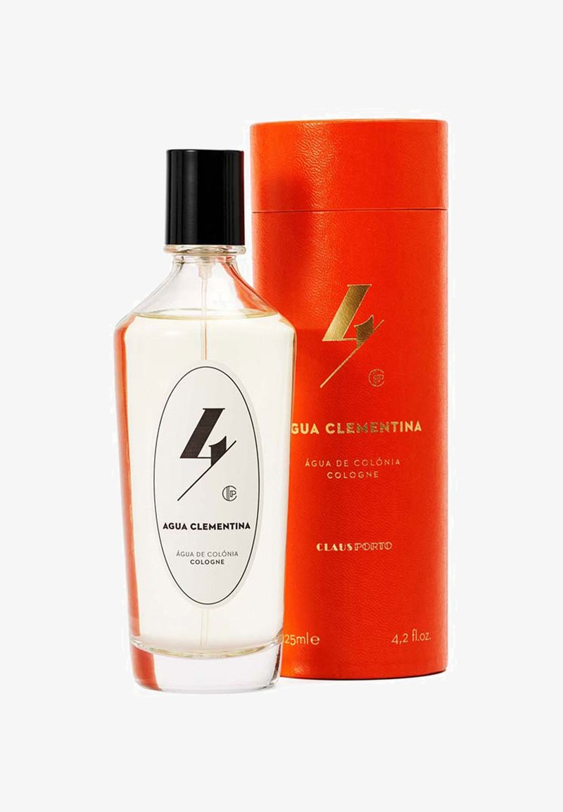 Kölnisch Wasser in einem klaren Glasdesign, mit schwarzem Deckel und weißem Etikett, auf dem "Agua Clementina" steht. Begleitet von einer orangefarbenen zylindrischen Box.