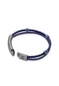 Bracciale intrecciato blu e nero con accenti metallici, dotato di una chiusura elegante in argento e un dettaglio con logo, che crea un design moderno e geometrico.
