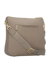 Borsa crossbody in pelle taupe con tasca frontale con zip, hardware color oro e tracolla in tessuto regolabile con testo impresso.