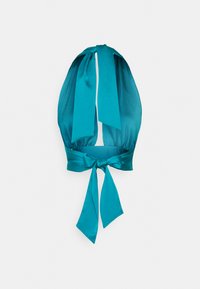 Top halter verde-água feito de tecido liso, com um decote fechado e tiras longas nas costas para ajuste.