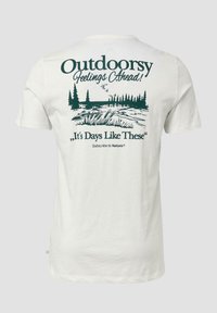 Witte katoenen t-shirt met een groene buiten-thema graphic op de achterkant, met tekst en afbeeldingen van bomen en vogels. Korte mouwen, ronde hals.