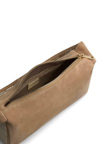 Bruine suède pouchtas met een gestructureerde afwerking, ritssluiting en een subtiele gouden accent. Binnenkant gevoerd met stof, wat vakmanschap laat zien.