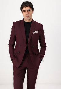 Isaac Dewhirst THE FASHION PEAK SUIT SLIM - Κοστούμι - merlot