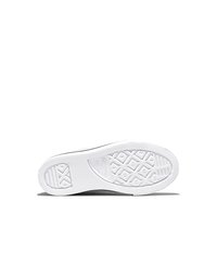 Bela gumijasta podplat čevlja z vzorcem oprijema, ki vključuje obliko diamantov in črte, leži ravno na belem ozadju.