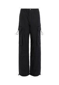 Pantalon cargo noir à jambes larges avec grandes poches à rabat latérales et détails à cordon à la taille, aux poches et à l'ourlet.