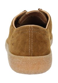 Braune Wildlederschuhe mit runder Zehenpartie, ausgeprägten Nähten und einer strukturierten Gummisohle. Die Ferse hat einen leichten Absatz für ein einfaches Anziehen.