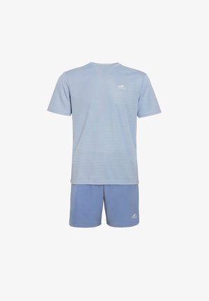 Heledu sinine sportlik särk lühikeste varrukatega ja ümar kaelus, sobib kokku samasuguste lühikeste pükstega. Särgil on peened horisontaalsed triibud ja logo.