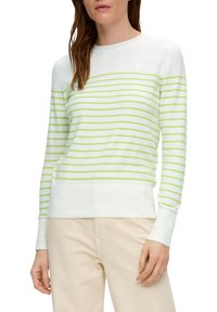 Weißer Pullover mit hellgrünen horizontalen Streifen, rundem Ausschnitt und gerippten Bündchen. Der Stoff wirkt weich und leicht.