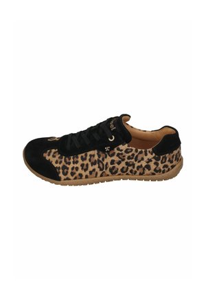 Flacher Sneaker mit Leopardenmuster-Stoff, schwarzen Wildlederdetails, schwarzen Schnürsenkeln und einer beige-gummiartigen Sohle.