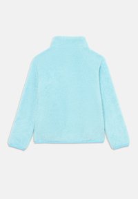 Pullover de fleece azul claro com colarinho alto, mangas longas e textura felpuda. Apresenta uma cor sólida e uma bainha reta na parte inferior.