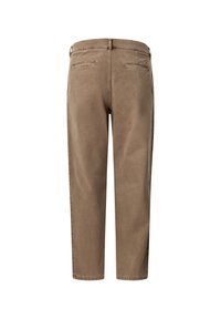 Pantalon court kaki vu de dos, avec passants de ceinture, deux poches passepoilées et une coupe droite sur fond blanc.