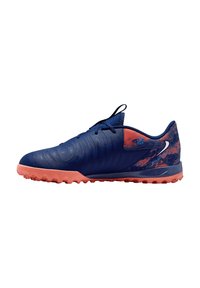Scarpa sportiva blu navy con tomaia testurizzata e suola in gomma rosa. Presenta un tacco con motivo e accenti di branding sui lati.
