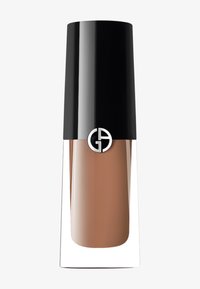 Flytende foundation-flaske med svart hette og Giorgio Armani-logo på gjennomsiktig beholder som viser middels solbrun nyanse.