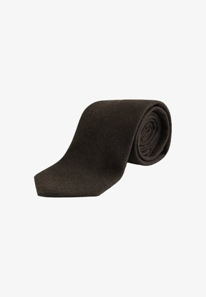 Hnědá kravata z texturované látky, s úzkým designem a zúženým koncem, úhledně srolovaná pro uskladnění.