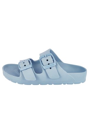 Hellblaue Slip-On-Sandale mit zwei verstellbaren Schnallenriemen und profilierter Sohle für besseren Halt.