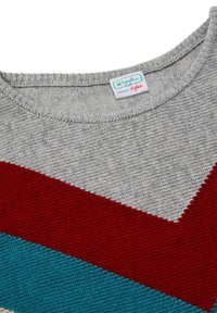 Šedý pletený svetr s červenými a tmavě tyrkysovými pruhy ve vzoru chevron. Široký kulatý výstřih s žebrovaným lemováním. Připevněná přišitá etiketa.