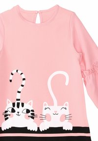 Robe longue à manches longues rose, présentant deux motifs de chat : un tabby rayé et un blanc uni, avec une bande d'accent noire en bas.