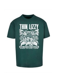 Tamsiai žalia medvilninė marškinėlių su ekranu spausdinta balta grafika, kurioje yra tekstas "THIN LIZZY" ir figūros su televizoriumi dizainas.