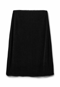 Mustast sirgest põlveni ulatuvast seelikust lihtsa disaini ja peene tekstuuriga, valge tausta ees.