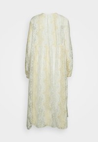 Langes, fließendes Kleid mit Spitzenmuster in sanften Creme- und Hellgelbtönen. Verfügt über lange Ärmel und einen gestuften Saum.