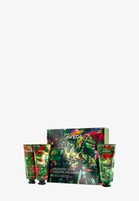 Aveda Aromatic Gems Geschenkeset mit drei grünen Tuben Handcreme und einer bunten geometrischen Box mit glanzvoller Oberfläche und Logo.