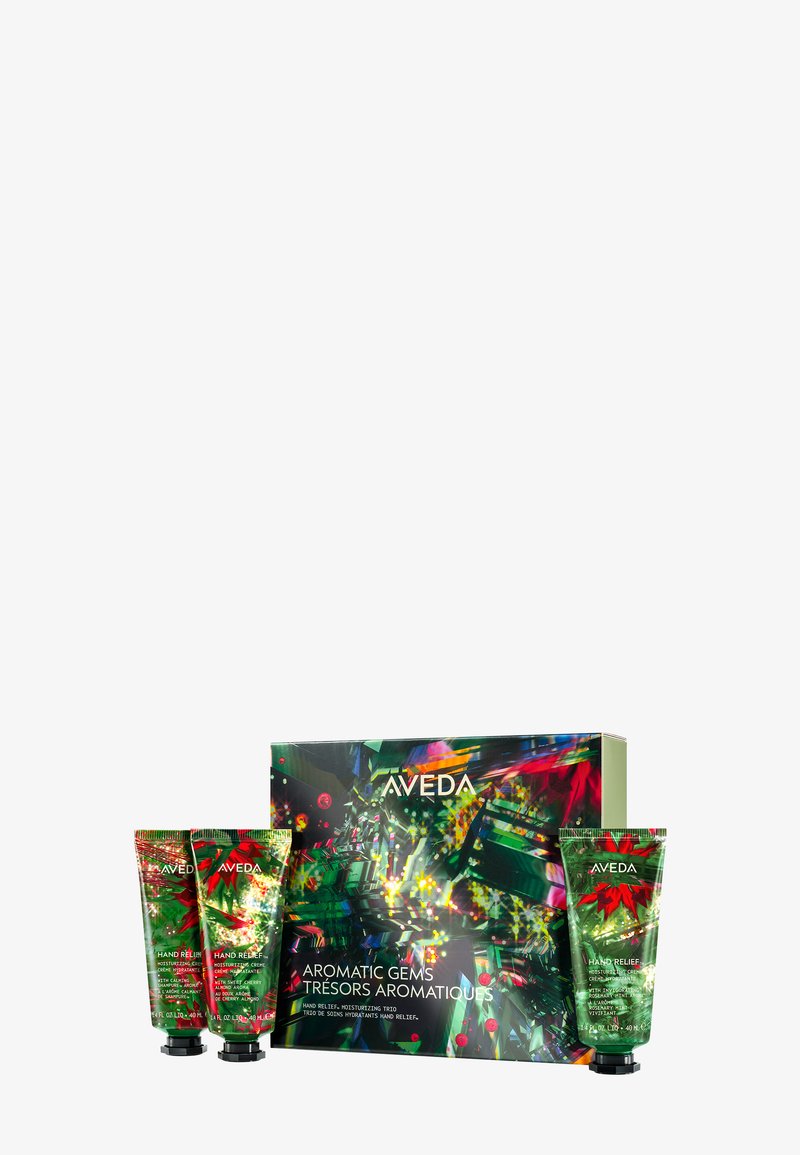 Aveda Aromatic Gems Geschenkeset mit drei grünen Tuben Handcreme und einer bunten geometrischen Box mit glanzvoller Oberfläche und Logo.
