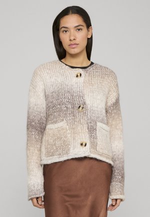 Gebreid vest in verlooptinten beige en bruin met grote gouden knopen en zakken aan de voorkant. Textuurstof met een ontspannen pasvorm en lange mouwen.