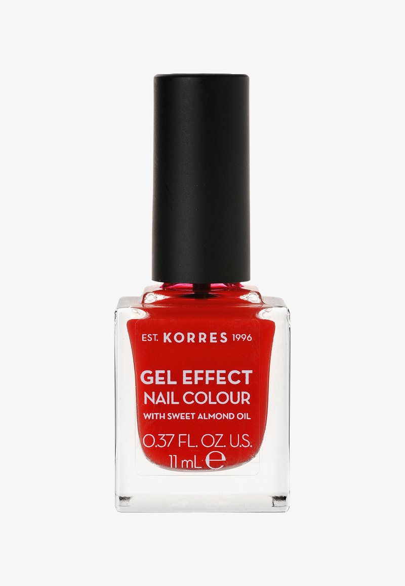 Flacon de vernis à ongles effet gel rouge avec bouchon noir étiqueté Korres, contenant 11 ml avec de l'huile d'amande douce.