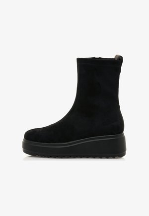 Stivale in suede nero a metà polpaccio con suola a zeppa spessa e chiusura con zip, dotato di un tassello sul retro per un facile indossamento.