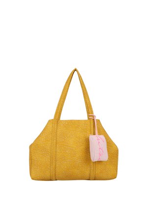 Gelbe strukturierte Handtasche mit zwei Griffen und einem kleinen rosa Anhänger am rechten Griff mit kursiver Schrift.