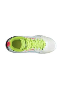 Scarpa sportiva bianca con lacci e dettagli verde neon. Presenta una tomaia testurizzata, con una striscia rosa e una suola nera. Design leggero.
