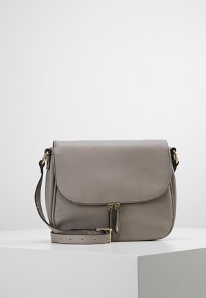 Borsa a tracolla in pelle grigia con pattina, superficie testurizzata, accessori in tonalità dorata e tracolla regolabile. Presenta una chiusura con zip sul davanti.