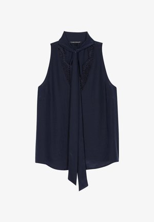 Marineblaue ärmellose Bluse mit hohem Kragen, ausgestattet mit einer Satin-Schleife am Hals und Spitzeneinsätzen an den Seiten, glatte Stoffstruktur.