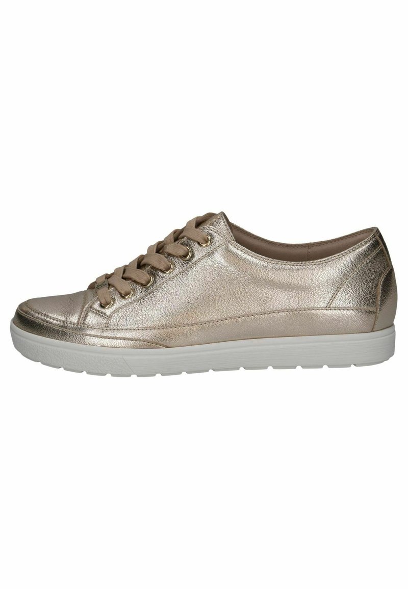 Fémes arany színű sneaker sima textúrával, kerek orral, fűzős dizájnnal és fehér gumitalppal. Kétsoros varrással és minimalista díszítésekkel rendelkezik.