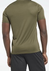 Sportovní tričko s krátkým rukávem v olivově zelené barvě, vyrobené z hladké, lehké látky. Má pružný střih a jemné šicí detaily.