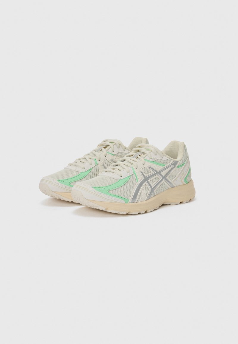 Leichte Laufschuhe mit einem cremefarbenen Mesh-Obermaterial, das mit silbernen und mintgrünen Akzenten verziert ist, einer gepolsterten Sohle und einem griffigen Profil.