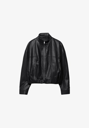 Giacca nera in pelle con zip frontale, collo alla coreana, due tasche laterali, maniche lunghe e cinturino regolabile con fibbia all'orlo.