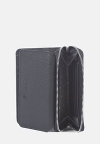 Svart läderplånbok med texturerad yta, dubbel dragkedjestängning och mönstrad inredning. Har kortfack och en rymlig fack.