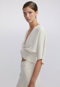 Ipekyol TWISTED CROP - Blusa - bone