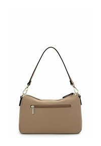 Borsa a spalla in pelle vegana beige con design curvo, chiusura superiore a zip, tasca frontale con zip e tracolla nera regolabile.