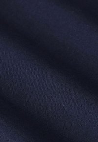 Navyblauwe stof met een gladde, gestructureerde afwerking. Het materiaal lijkt iets glanzend, met een subtiele graadverloop over het oppervlak.