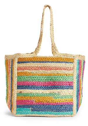 Bolso tote de paja tejido con asas trenzadas que presenta rayas horizontales multicolores en azul, verde, rosa, amarillo y naranja.