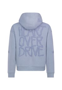 Lichtblauwe hoodie van zacht materiaal met een grote, getextureerde grafiek die op de achterkant staat "HEART OVER DRIVE" in een golvende lettertype.