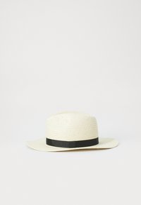 Sombrero de paja de ala ancha en color blanco roto, que presenta una banda de tela negra alrededor de la corona. Tejido texturizado con una parte superior plana y bordes suaves.