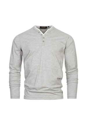 Camisa gris de manga larga con cuello redondo, que presenta un interior blanco en el cuello y tres botones en la parte del cuello. Textura suave, diseño sencillo.