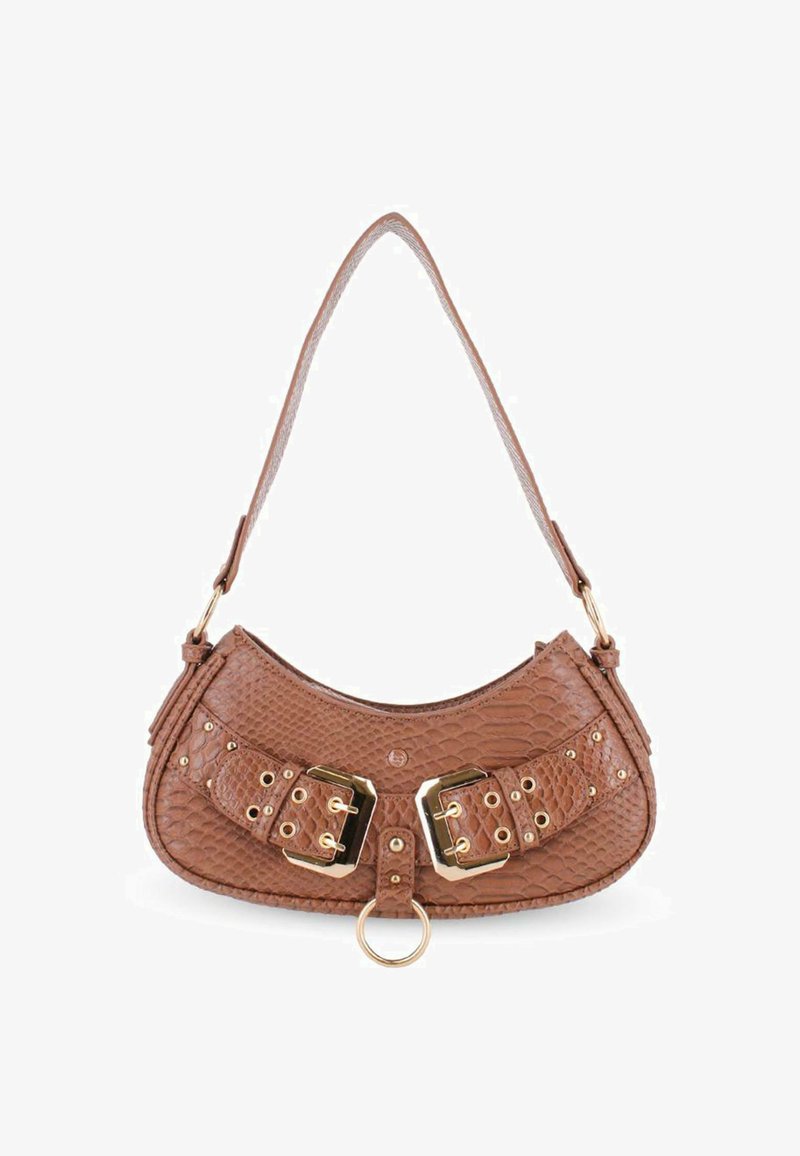 Pequeña bolsa de cuero marrón texturizado con una correa corta, dos grandes hebillas doradas y un detalle de anillo dorado en el centro inferior.