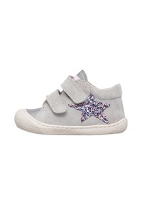 Scarpe per bambini in suede grigio con punta argentata, due cinturini e una stellina glitter rosa sul lato. Suola in gomma con finitura testurizzata.